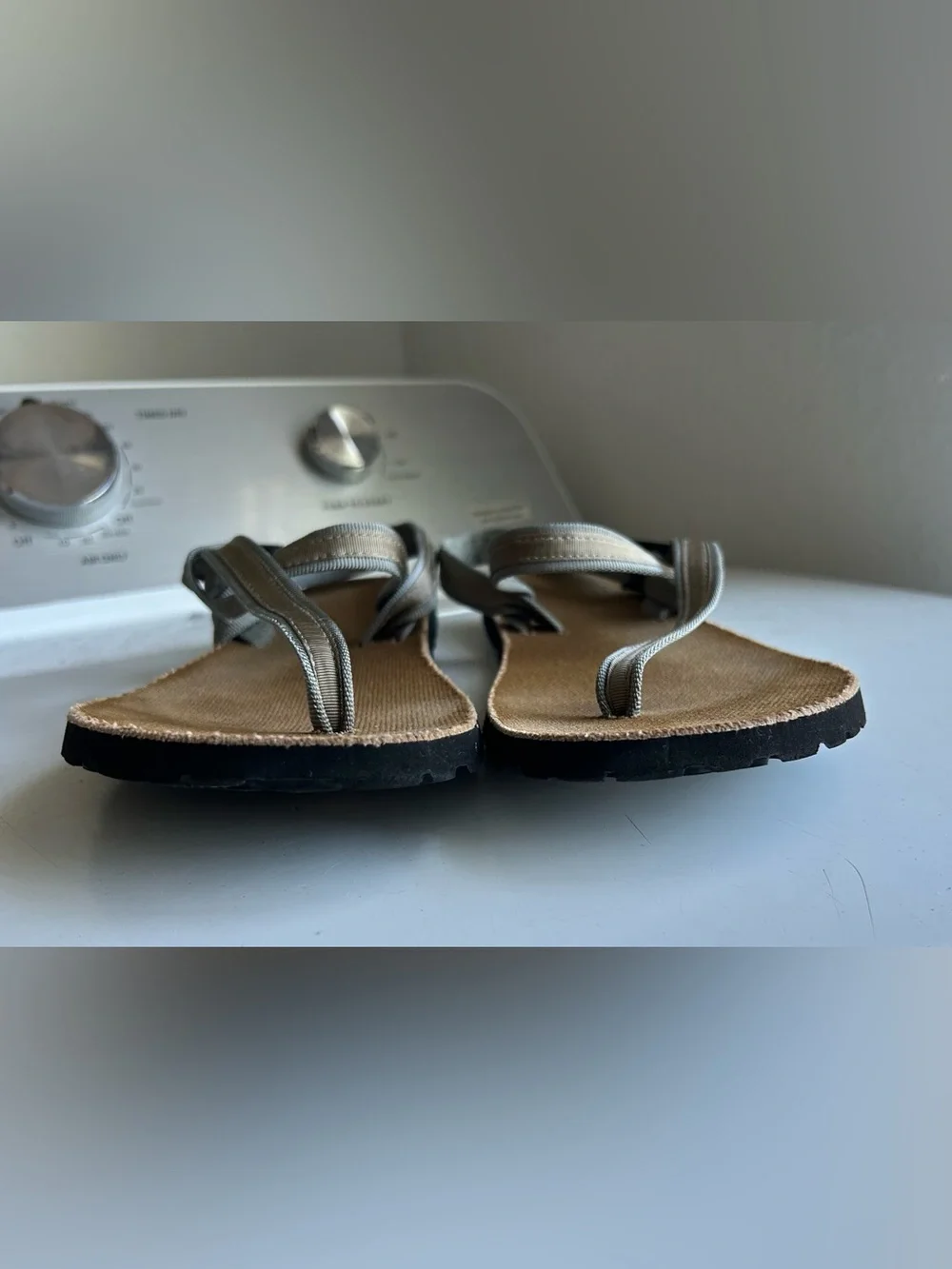 Earth Runners Alpha Sandals Women’s 7.5 in Charcoal Gray - Picture 5 of 6